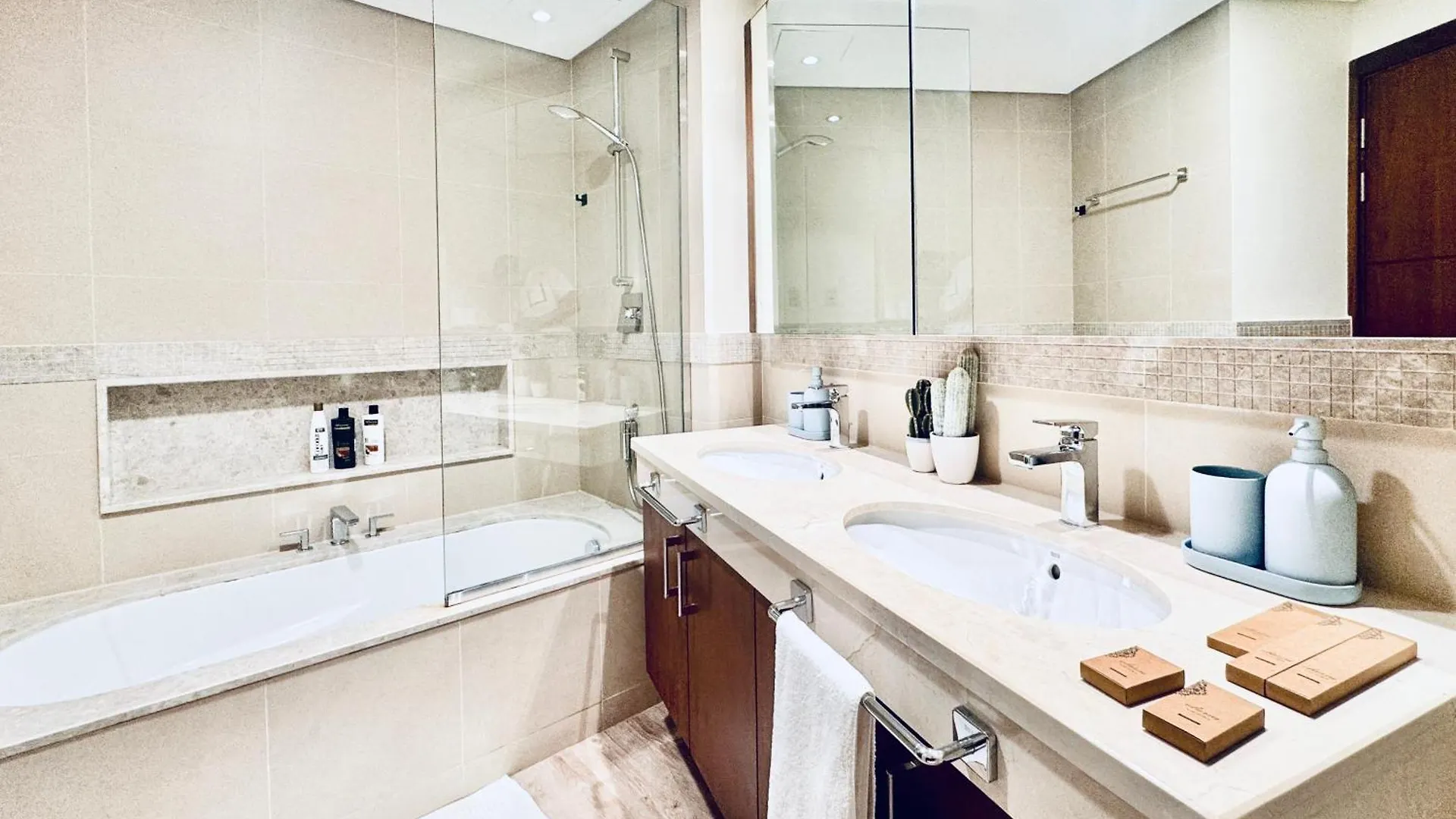 Burj Vista Luxury 2Br ,Full Burj Khalifa View ,Direct Dubai Mall & Metro Access
