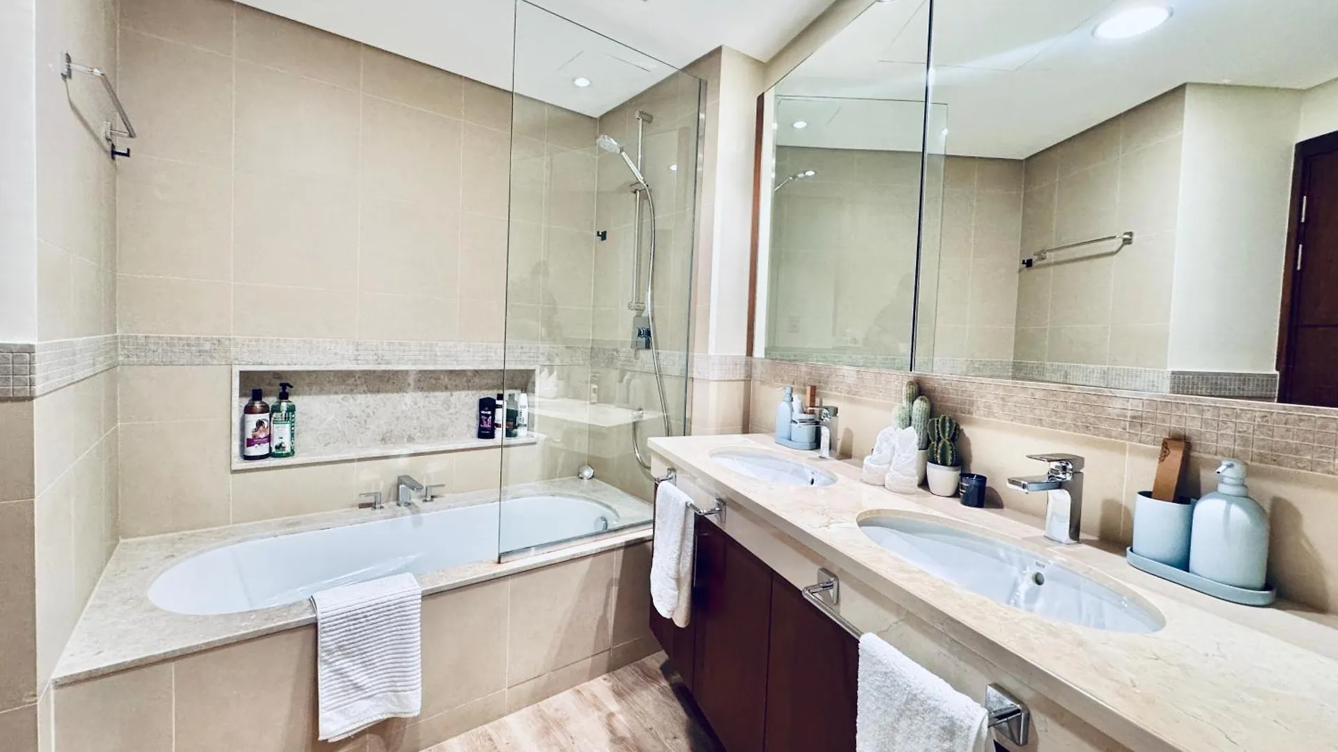 Burj Vista Luxury 2Br ,Full Burj Khalifa View ,Direct Dubai Mall & Metro Access